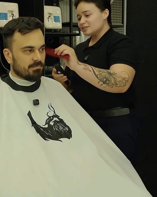 Barbeira fazendo o acabamento no corte do cliente