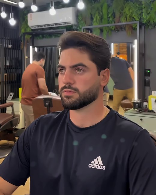Cliente com o corte e a barba finalizados no salão