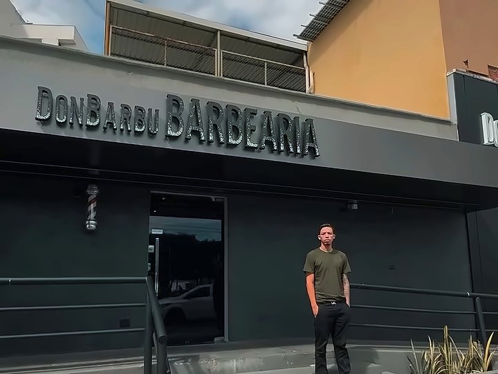 Prédio preto da Don Barbu Lindolfo com o letreiro DonBarbu Barbearia