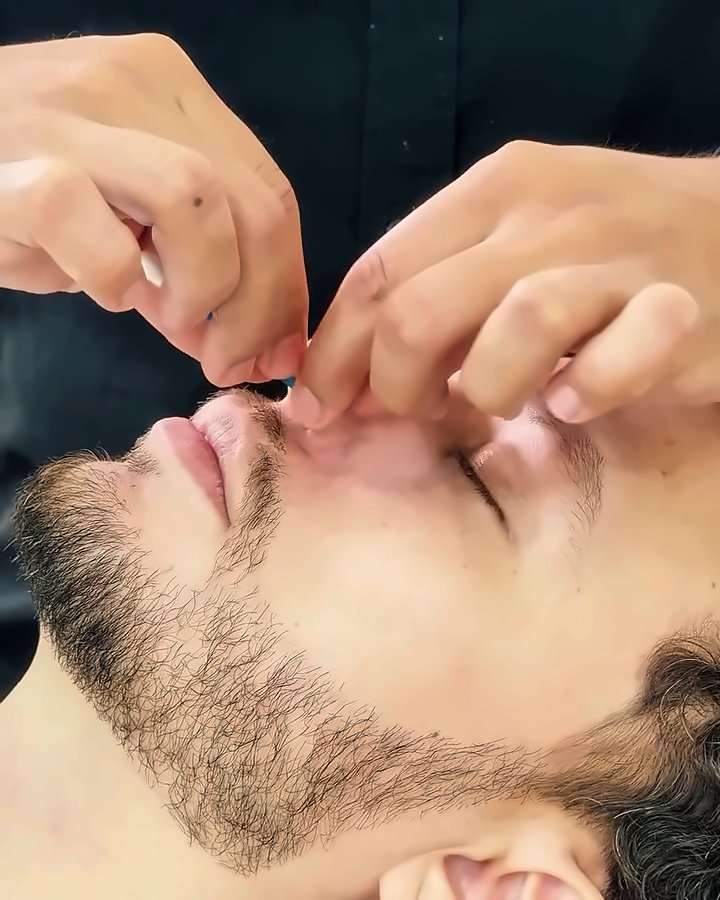 Cliente de olhos fechados durante a depilação facial