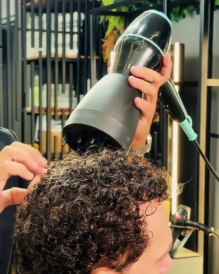 Finalização de cabelo cacheado com secador
